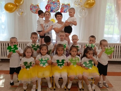 Воспитанники группы №24 "Любознайки" создали замечательные открытки для своих родителей в честь праздника